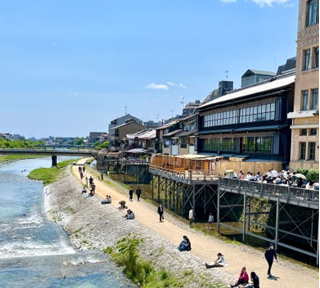 京の夏の風物詩をベストシーズンで楽しむ! 鴨川納涼床へのお誘いと牛若丸と天狗伝説の神秘の山「鞍馬寺」拝観