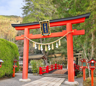 神様に呼ばれた人しか行けない「天河大辨財天社」参拝と関西最大級の面不動鍾乳洞を探検!モノレール「どろっこ」乗車とノスタルジックな洞川温泉街散策も体験