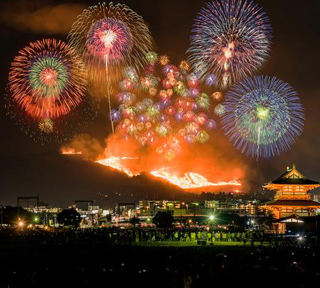 【ハピ旅特別企画】大和路の冬の風物詩！夜空を焦がす「若草山焼き＆打上花火」を有料観覧席より鑑賞と古都奈良を散策【A】
